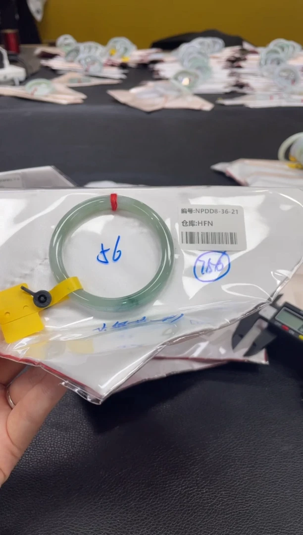 翡翠手镯未镶嵌翡翠手镯