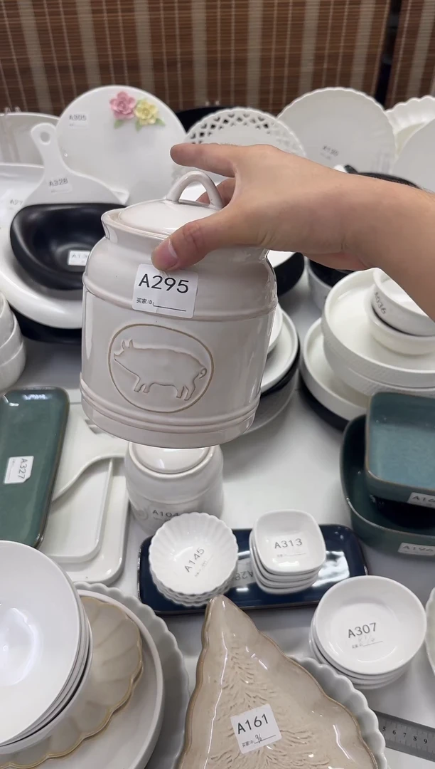 瓷【A295】1.6L小猪收纳罐