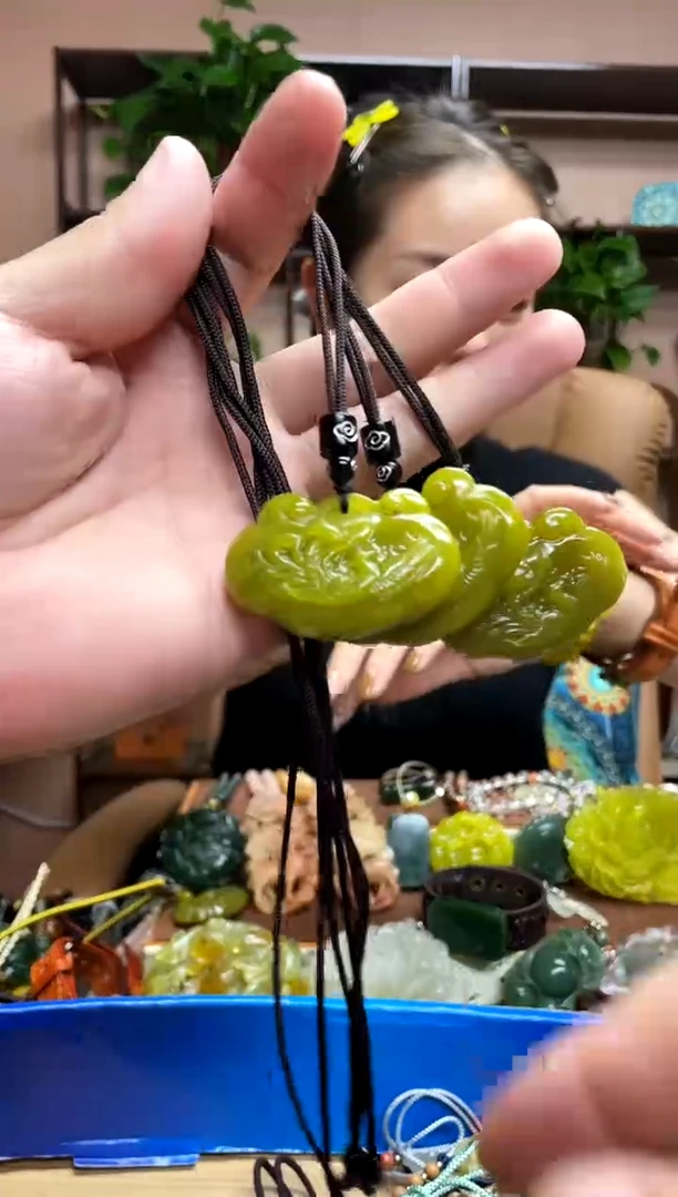未镶嵌岫玉吊坠多样性发货发其中之一