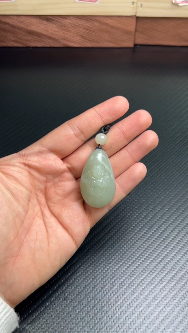 吊坠(赠链)未镶嵌和田玉且末近矿微色差吊坠m