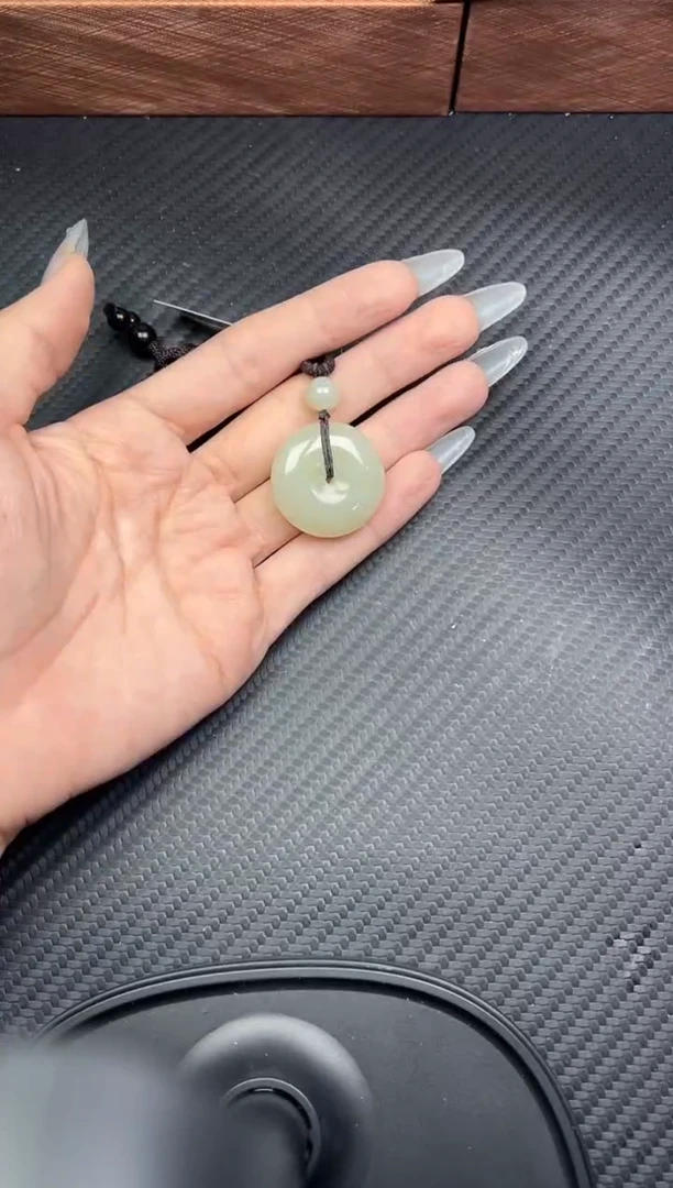 吊坠(赠链)未镶嵌和田玉且末金山微色平安扣