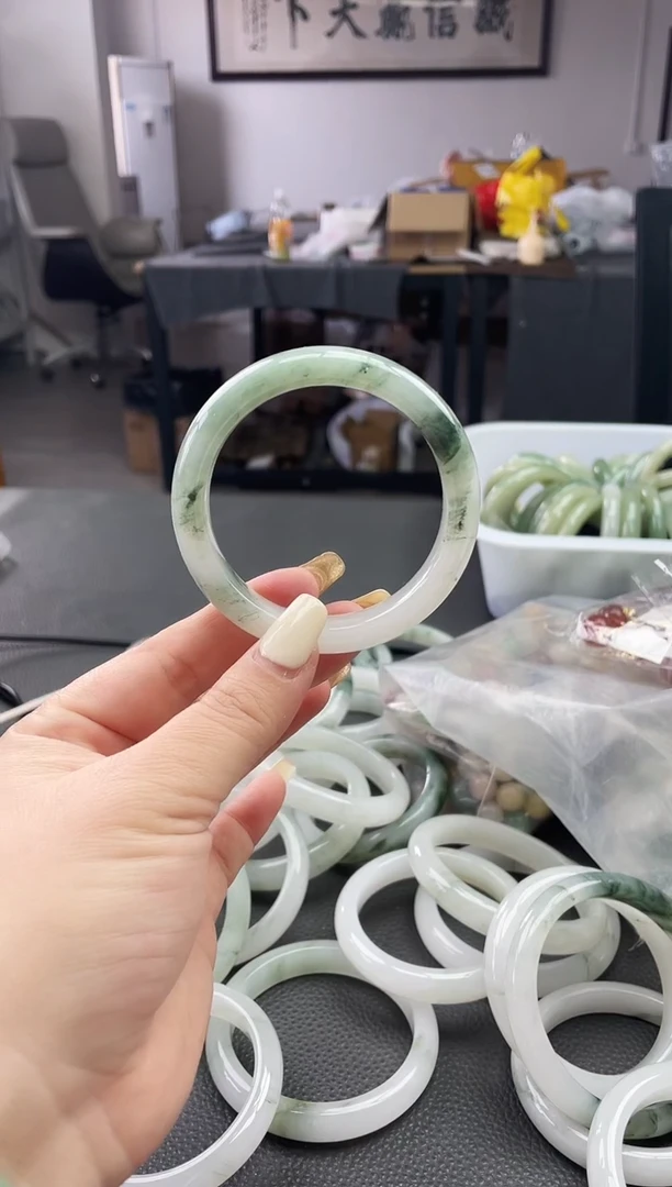 未镶嵌天山翠镯子石英质玉?****?唯美琦妍