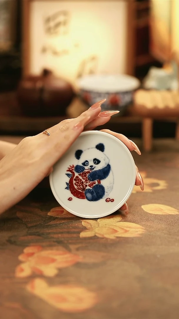 手绘青花釉里红熊猫石榴盖置