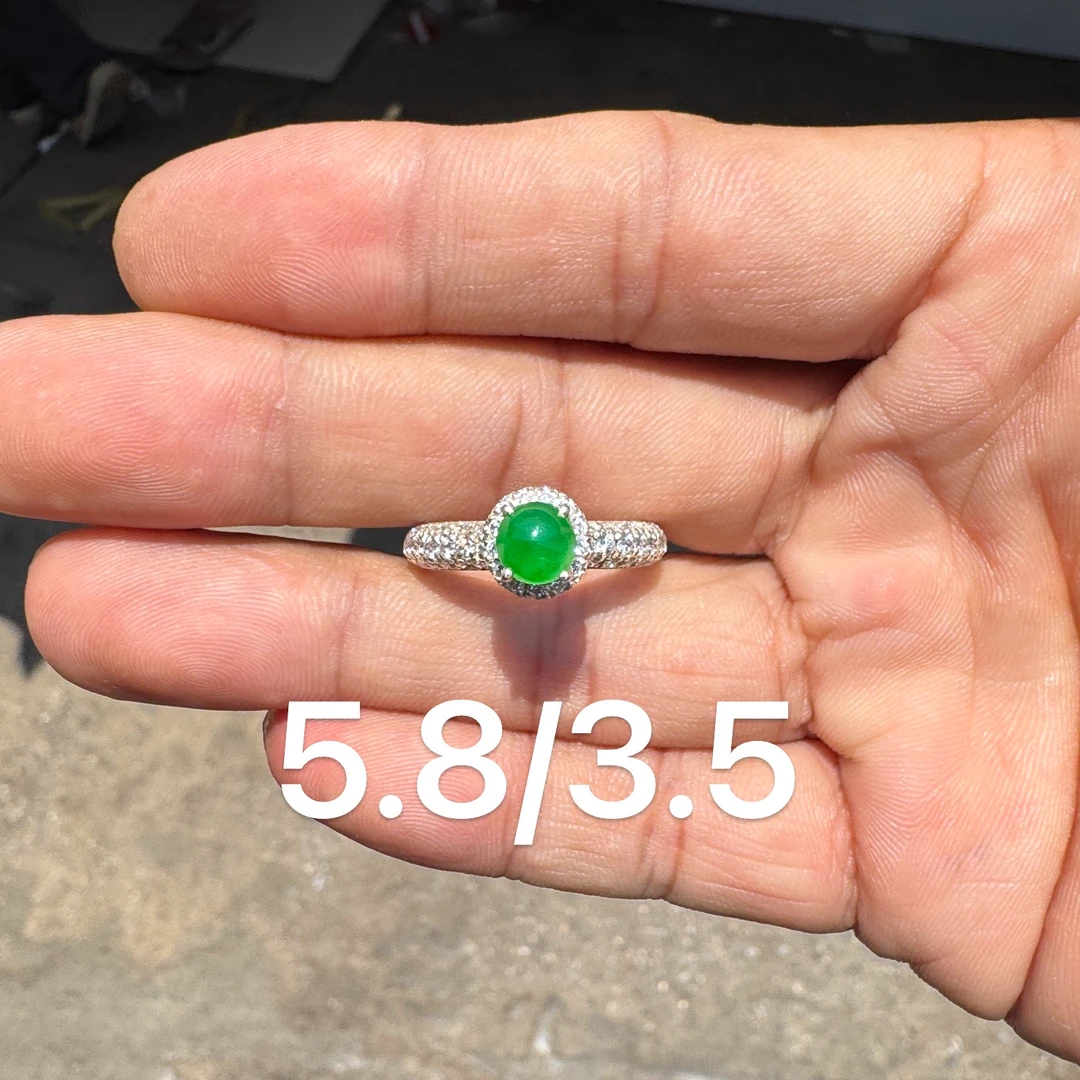 0521(小哪吒在源头)冰种翡翠正圆木那阳绿戒面干净饱满荧光足M80