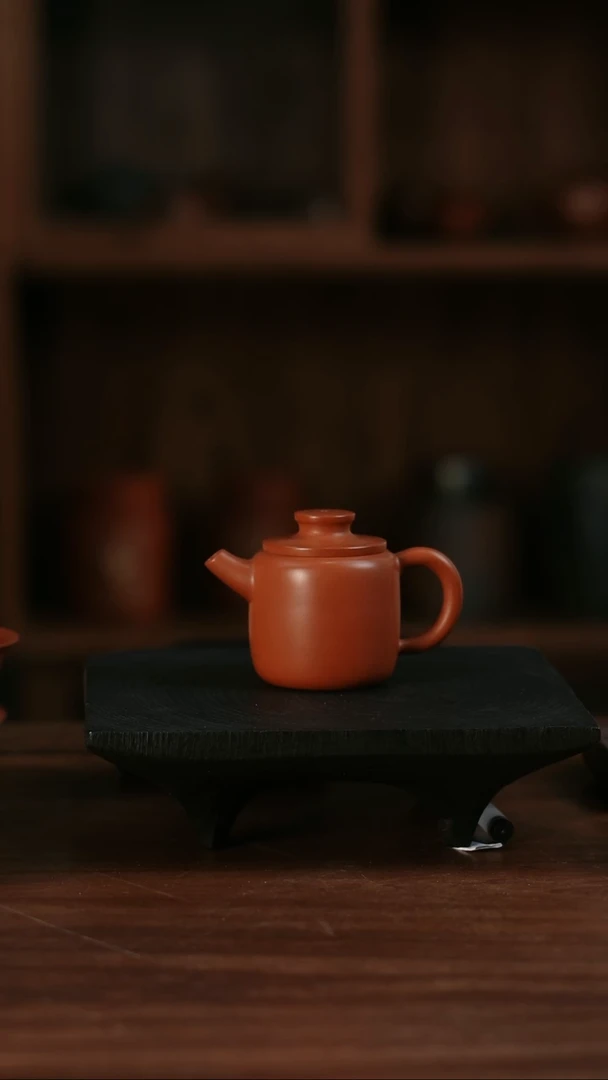 二生陶作微瑕山隐壶