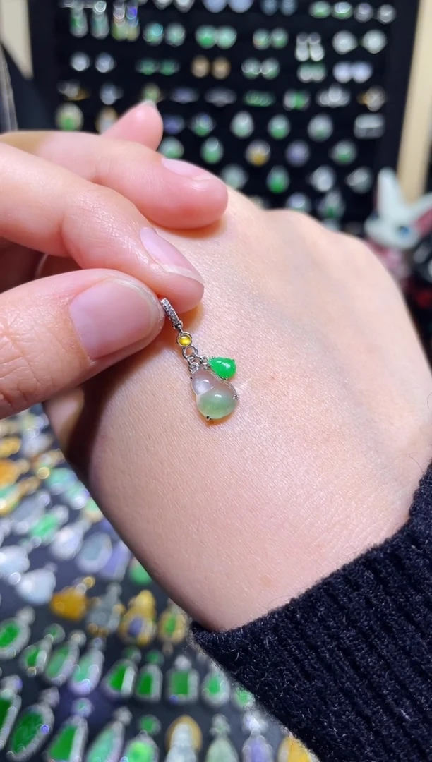颈饰18K金镶嵌翡翠玻璃种飘花葫芦提溜
