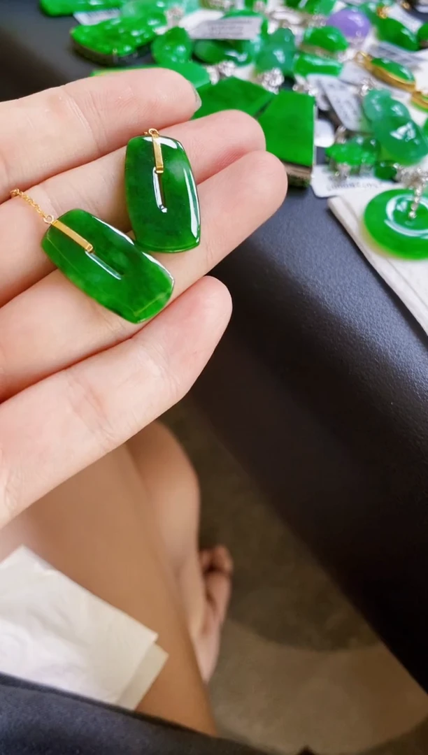 颈饰18K金镶嵌翡翠耳饰