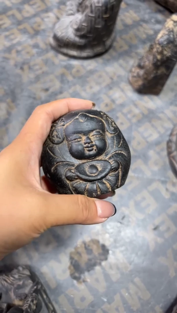 陶土手抱元宝小福娃