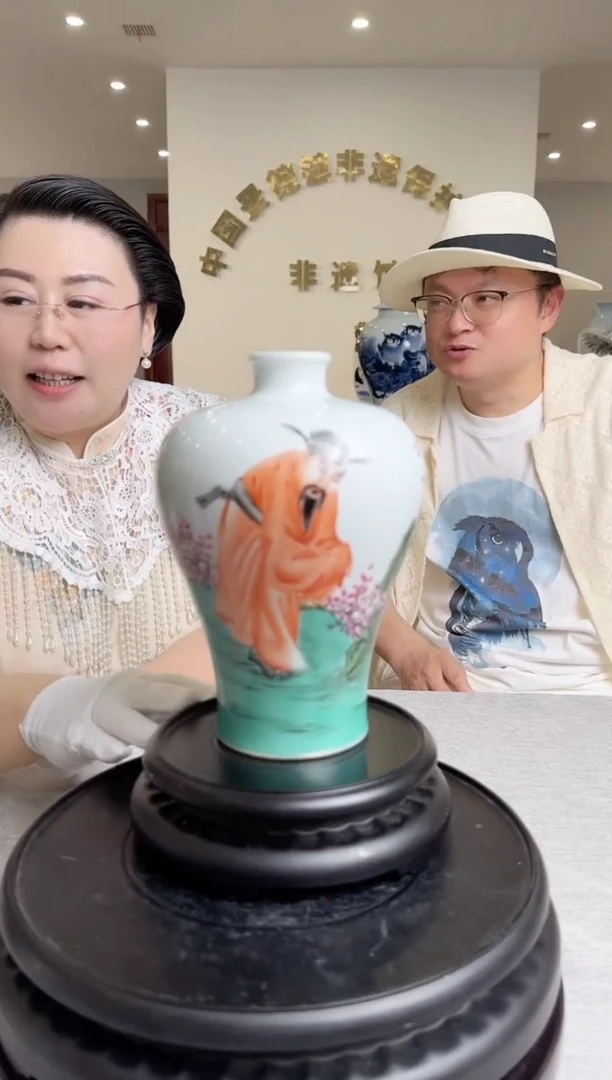黄杨老师矾红人物梅瓶1带收藏证书