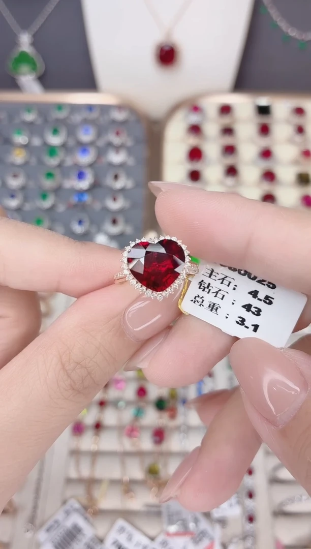 18K金镶嵌碧玺戒指碧玺4.5CT