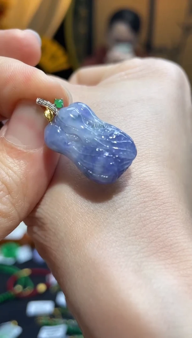 颈饰18K金镶嵌翡翠白菜