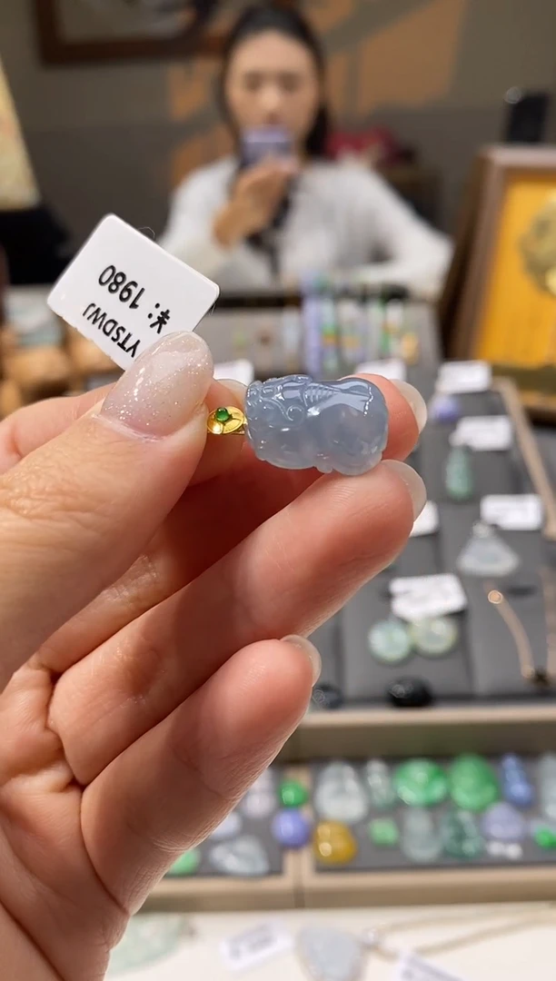 颈饰18K金镶嵌翡翠貔貅