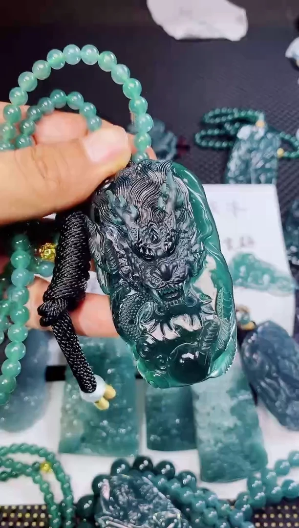翡翠未镶嵌颈饰一**情