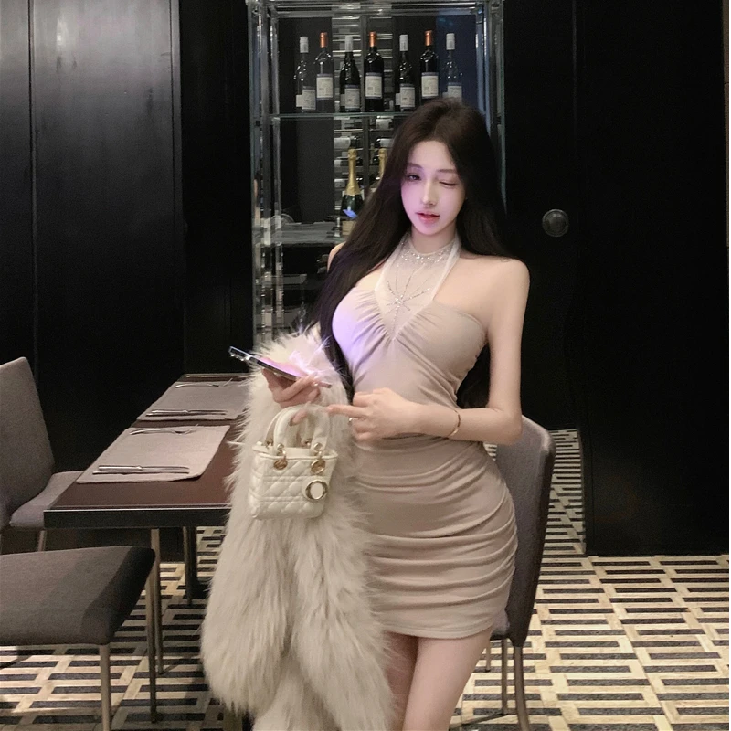 纯欲风性感气质显瘦露肩挂脖连衣裙女秋冬季小众设计名媛包臀短裙