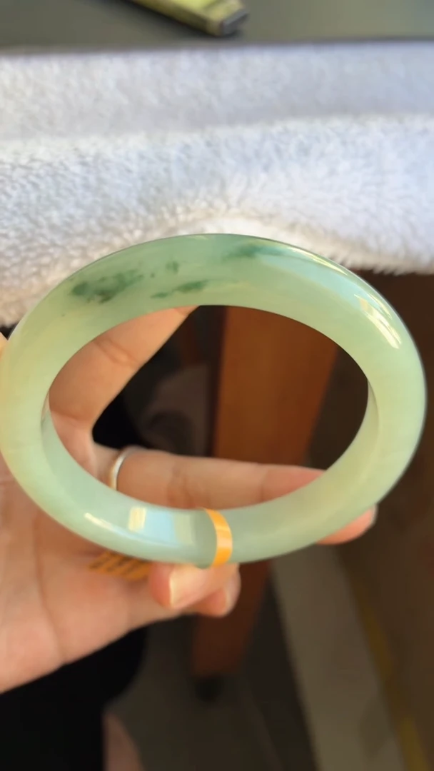 未镶嵌手镯翡翠（巨推荐）冰胶绿底飘花27号
