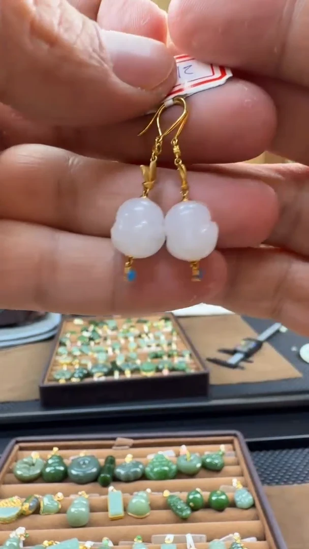 颈饰18K金镶嵌和田玉耳饰一对