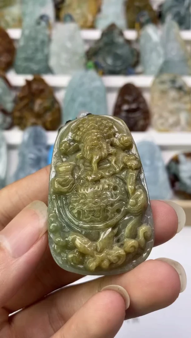 翡翠未镶嵌颈饰向****往天然翡翠