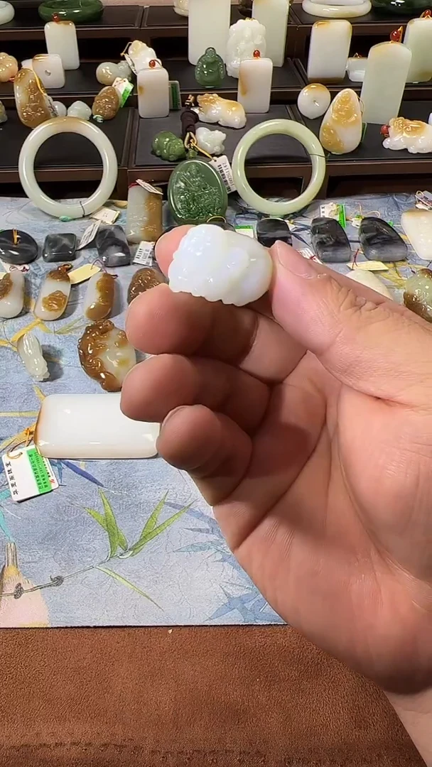 未镶嵌和田玉挂件新疆和田玉白玉猪