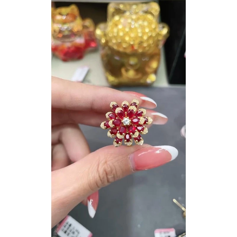 18K金镶嵌天然红宝石戒指花朵款