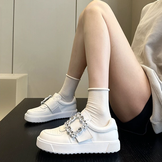 显眼包甜酷小白鞋女轻便水钻方扣休闲板鞋50629