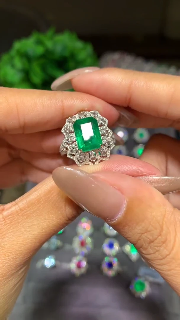 18K金镶嵌戒指祖母绿2.9CT