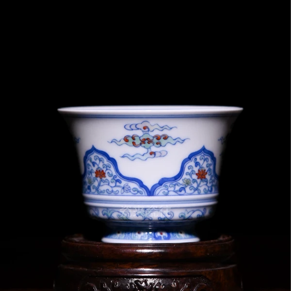 景德镇朴真堂斗彩云肩纹小马蹄杯茶杯