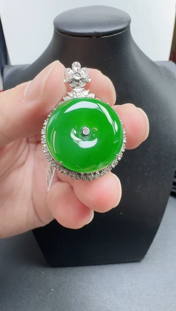 颈饰18K金镶嵌翡翠寄售回流，24小时鉴赏期