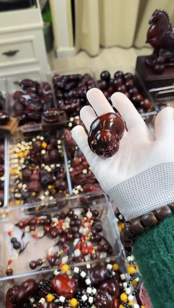 木质生肖猪手把件