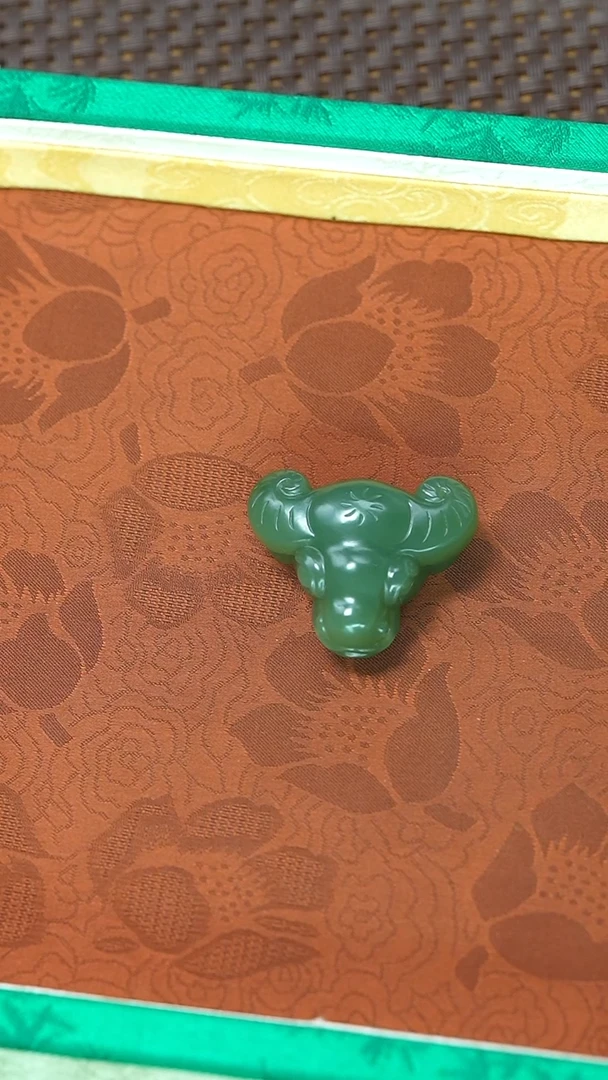 和田玉未镶嵌颈饰牛头吊坠