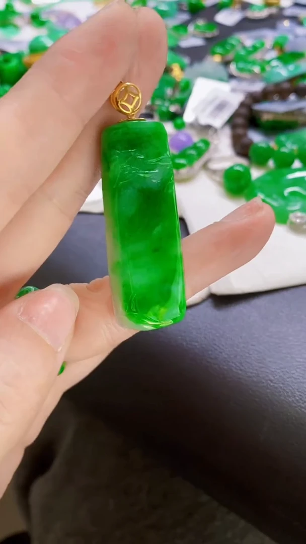 颈饰18K金镶嵌翡翠吊坠