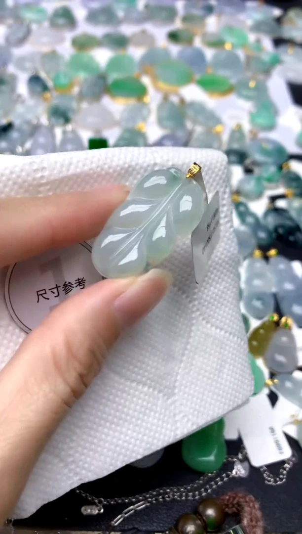 颈饰18K金镶嵌翡翠天然A货翡翠