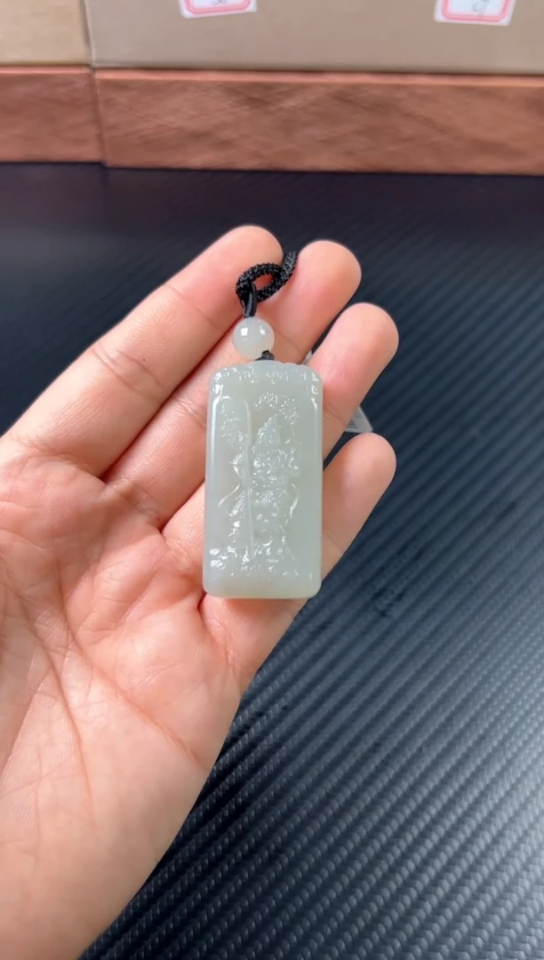 吊坠(赠链)未镶嵌和田玉且末微色差近矿