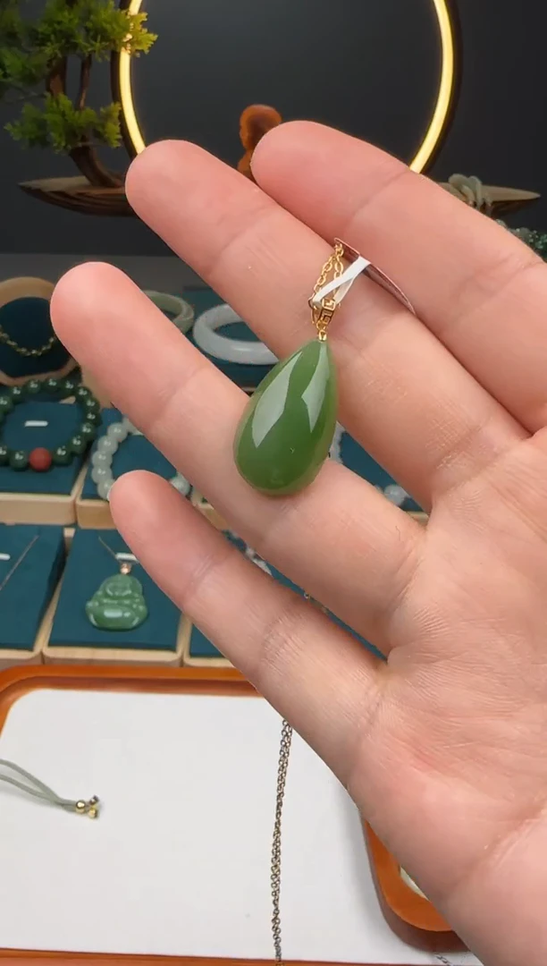 吊坠(赠链)18K金镶嵌和田玉（碧玉）和田碧玉水滴吊坠