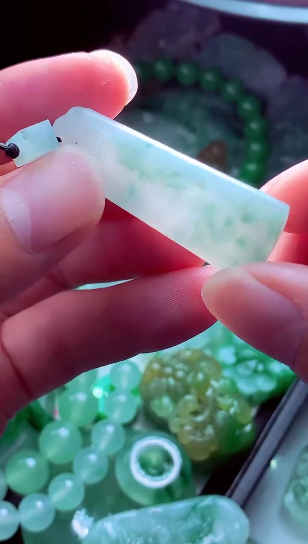 未镶嵌定制翡翠雨***?翡翠毛货定制