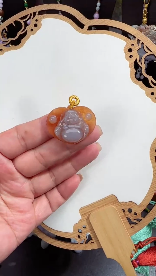 翡翠未镶嵌颈饰拍照