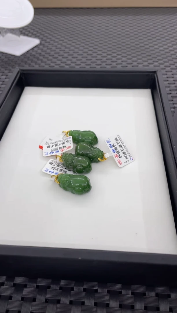 吊坠(不含链)18K金镶嵌和田玉貔貅微矿点（多样性发一件)PP53