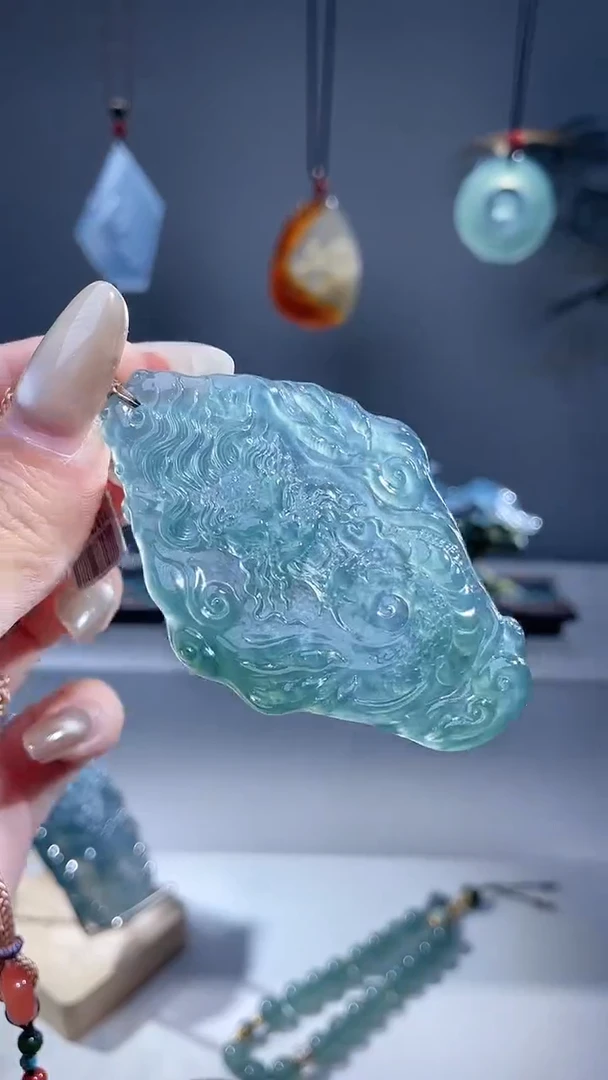 颈饰未镶嵌翡翠龙牌
