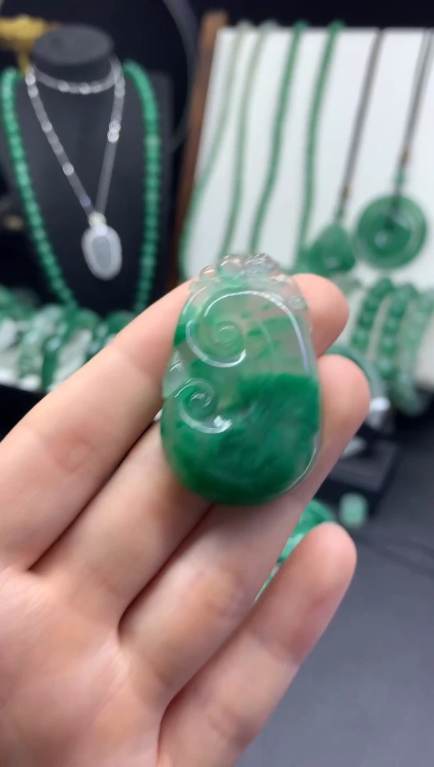 吊坠(不含链)未镶嵌石英质玉（非洲翠）如意