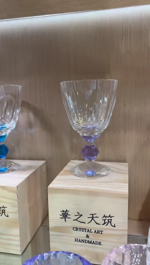 直播间两只 紫色高脚杯