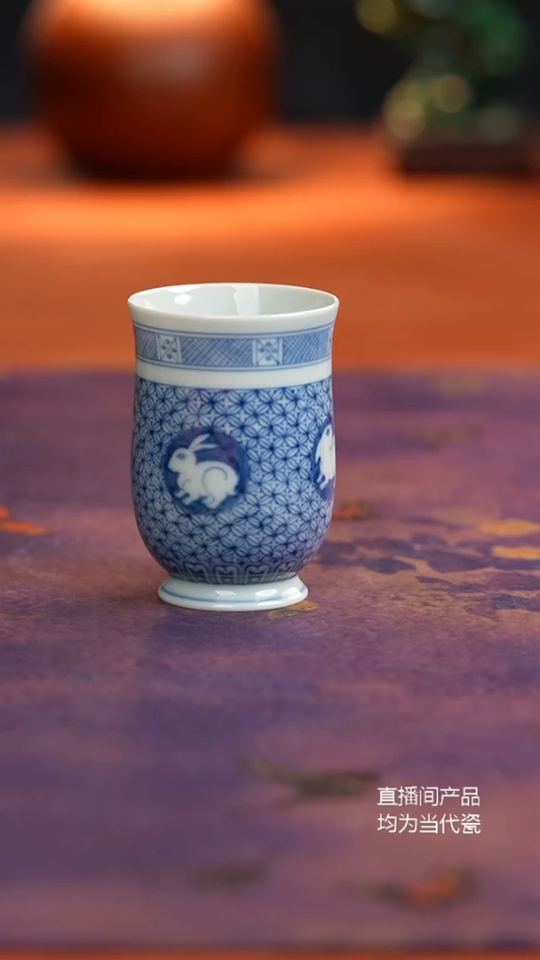 源明青忆前途似锦手握杯