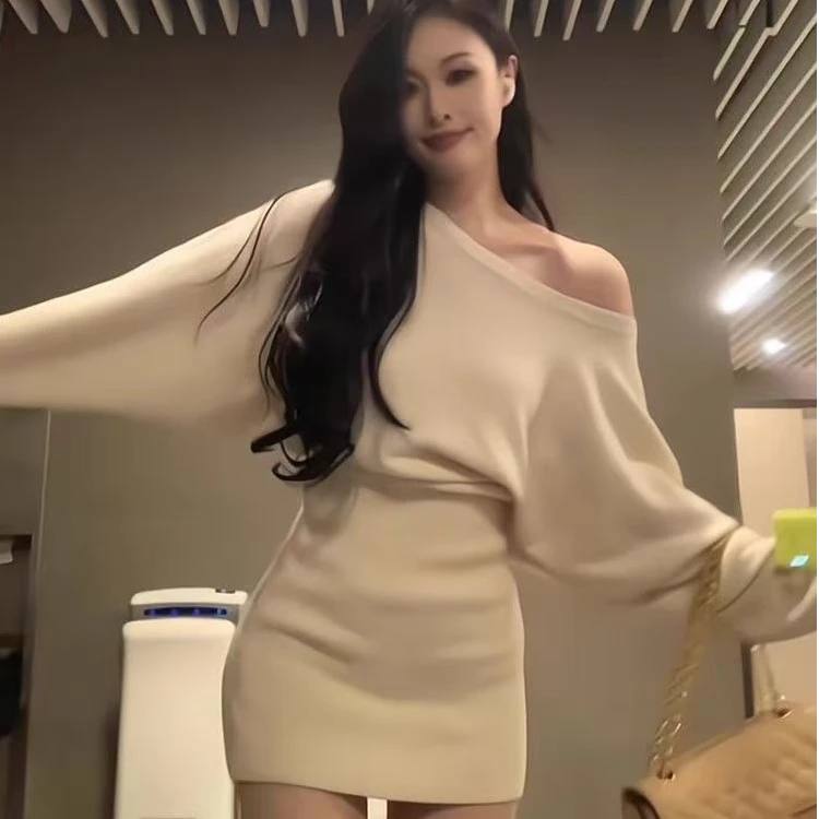 三柒家-秋冬辣妹风斜肩收腰针织上衣