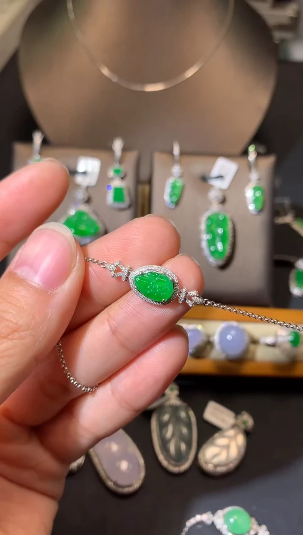 【闪购商品】翡翠吊坠(不含链)18K金镶嵌手链