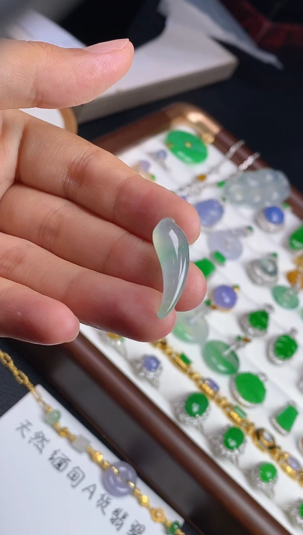 翡翠未镶嵌吊坠(不含链)1