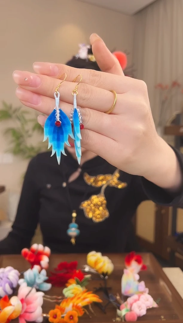 刺绣(****)蓝色胖绒耳环