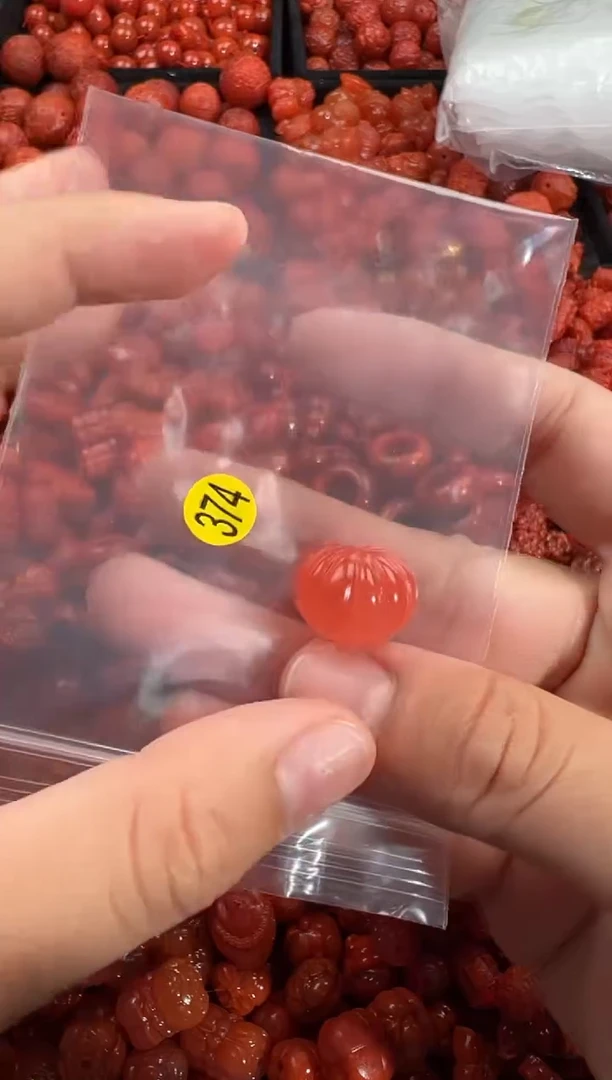 南红玛瑙未镶嵌颈饰1