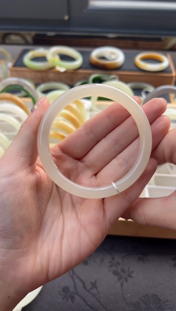 【闪购商品】和田玉手镯未镶嵌藕粉 60