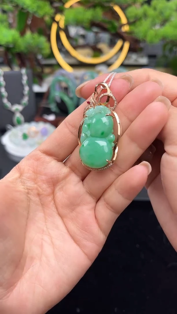 颈饰18K金镶嵌翡翠吊坠