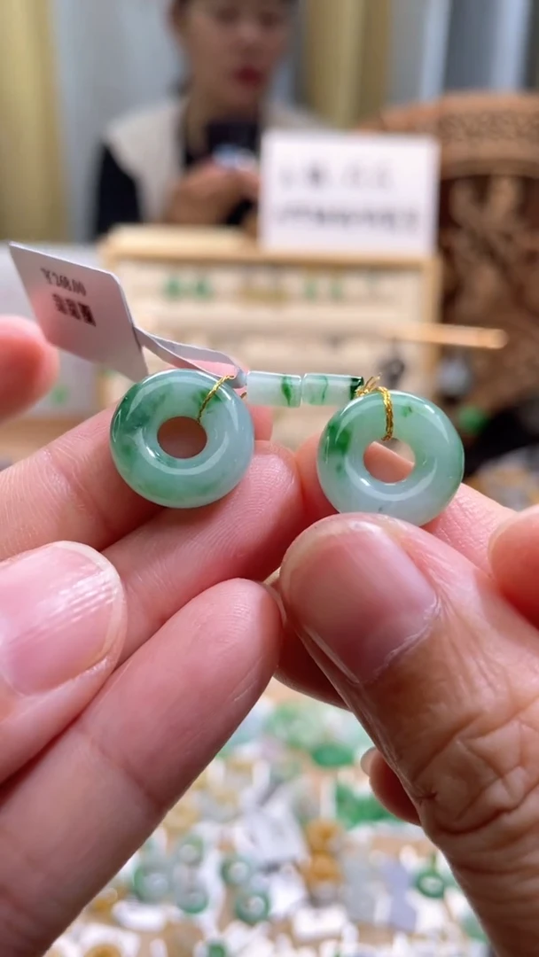 翡翠未镶嵌颈饰甜甜圈