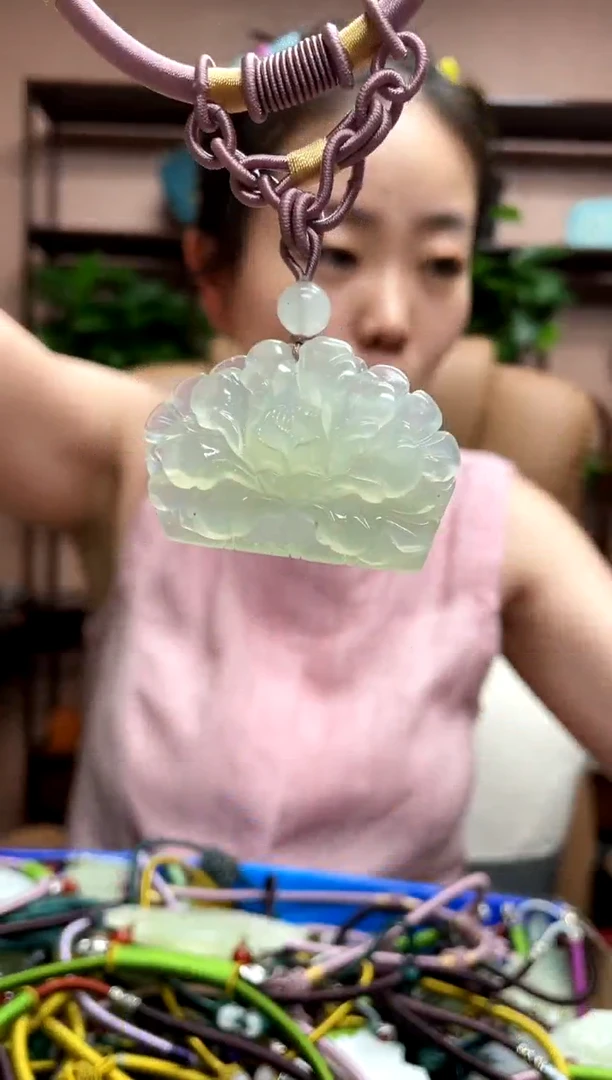 岫玉未镶嵌吊坠·