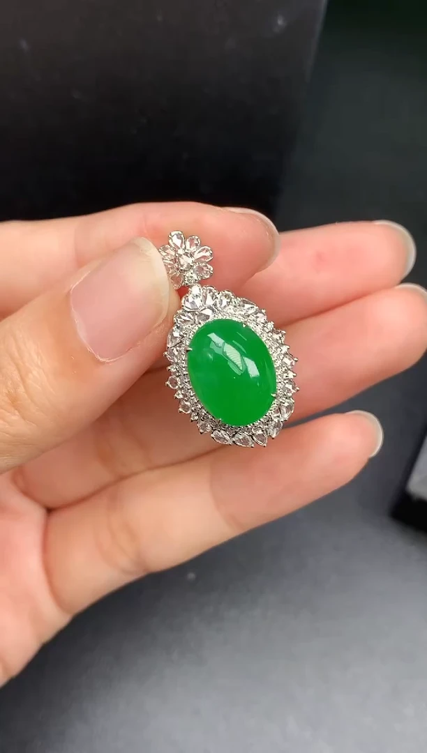 颈饰18K金镶嵌翡翠绿蛋